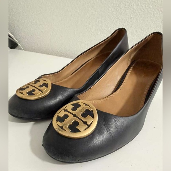 Tory Burch Black Flats with Gold Emblem - Picture 4 of 6